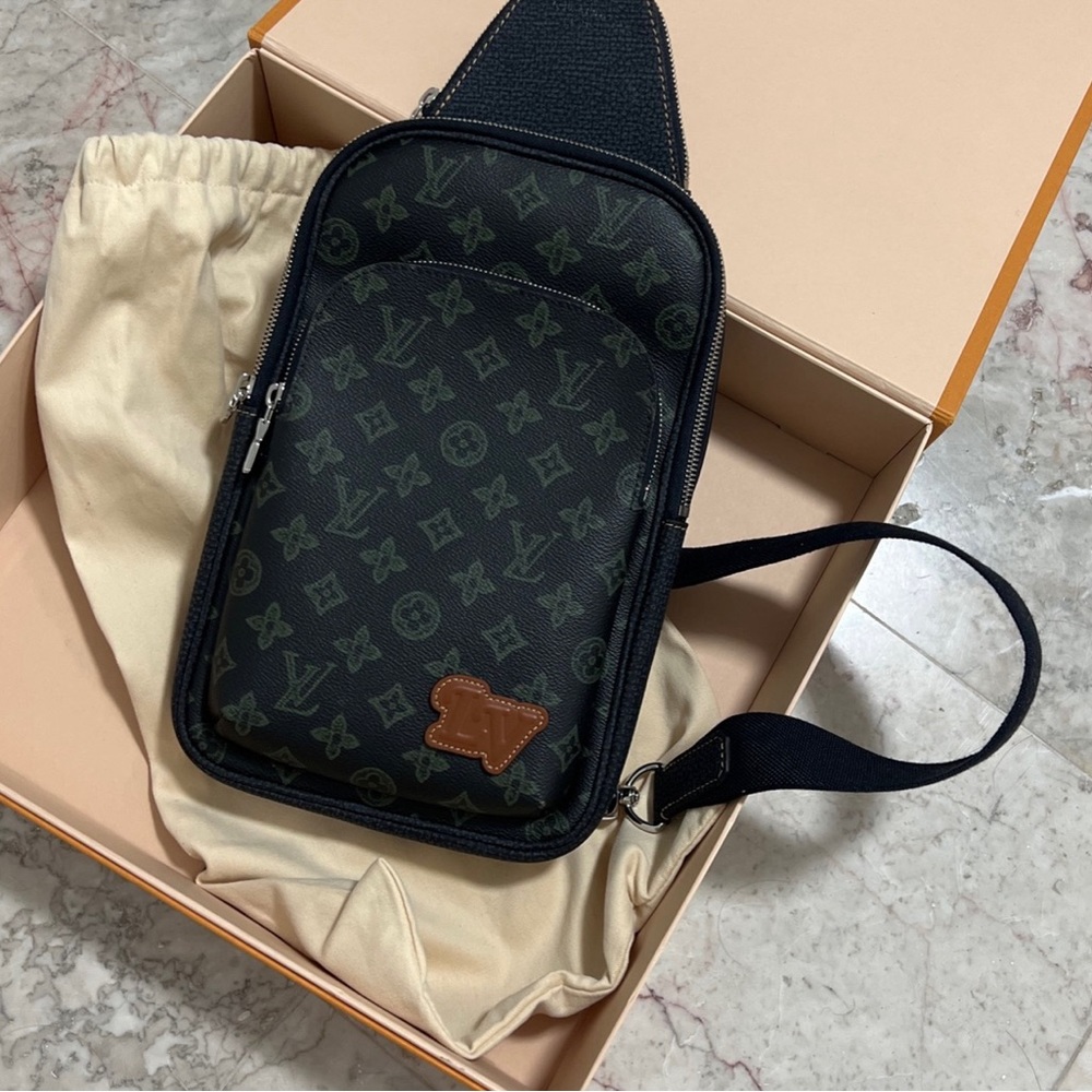 Sling bag. Luis Vuitton.